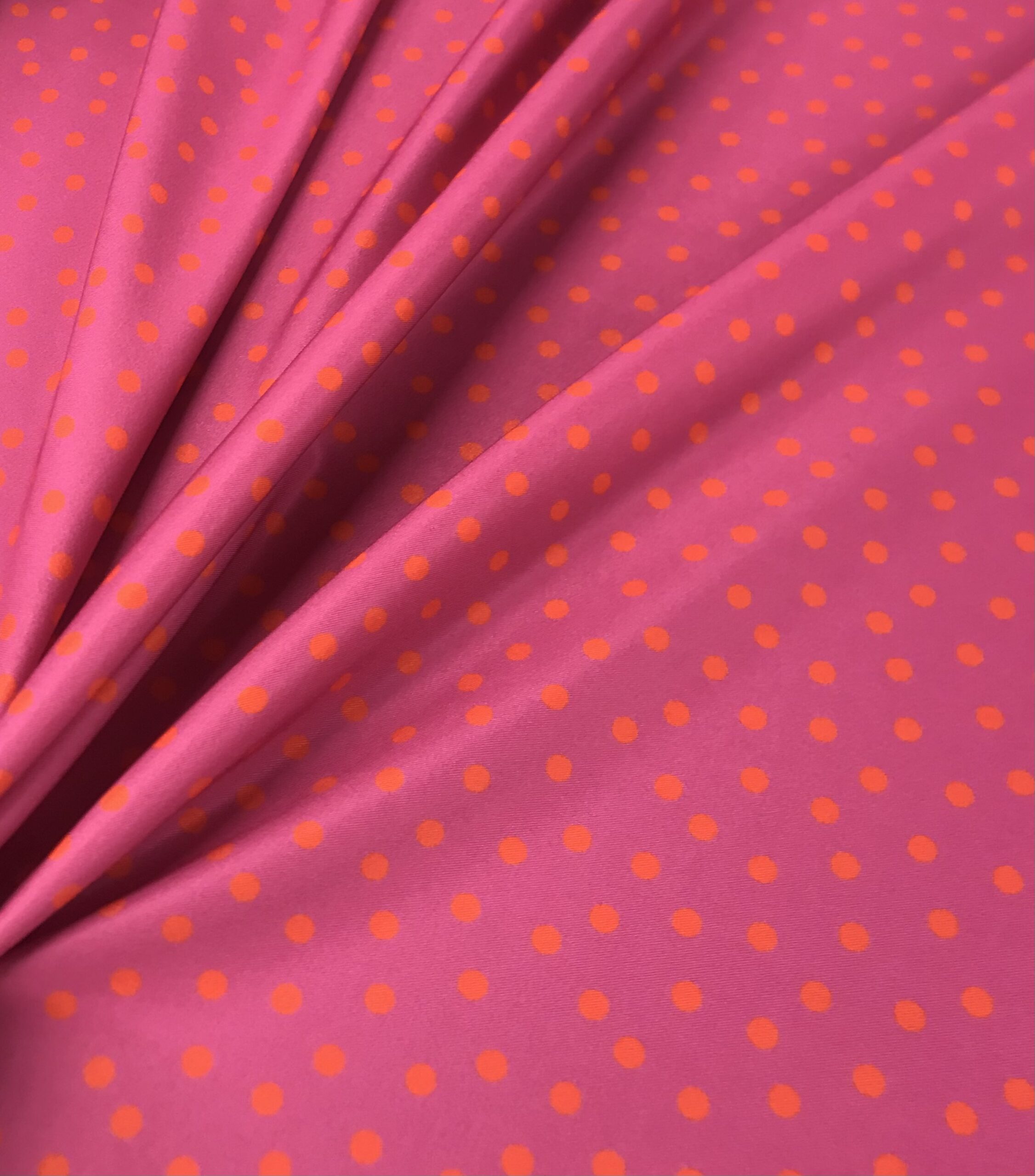 Bielástico gabardina fuxia lunar naranja