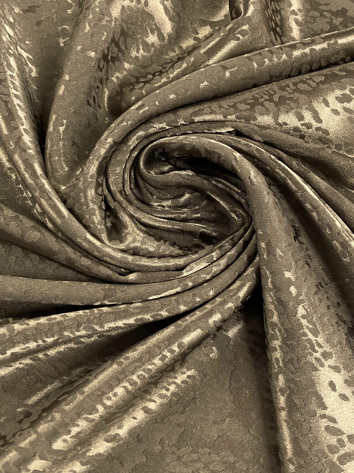 Satén jacquard animal print caqui topo - Imagen 3