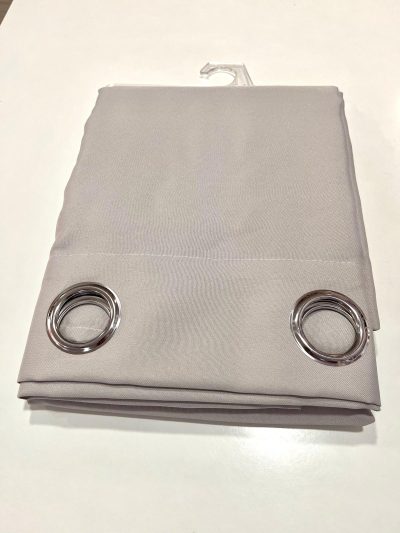 Cortina confeccionada gris claro
