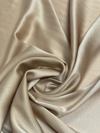 Crepe Satén corinto camel claro
